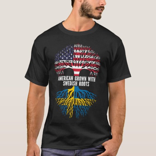 スウェーデンのルーツを持つ米国国旗で育ったアメリカ人 Tシャツ (正面)