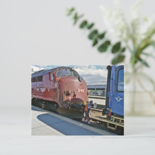 スウェーデンの列車前で結合されたNOHABディーゼル ポストカード (スタンド正面)