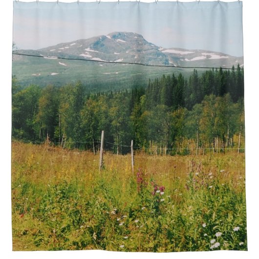 スウェーデンの山の風景 シャワーカーテン (正面)