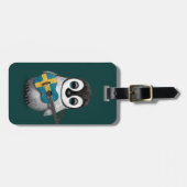 スウェーデンの旗のギターのティール（緑がかった色）を遊んでいるベビーのペンギン ラゲッジタグ (正面横)