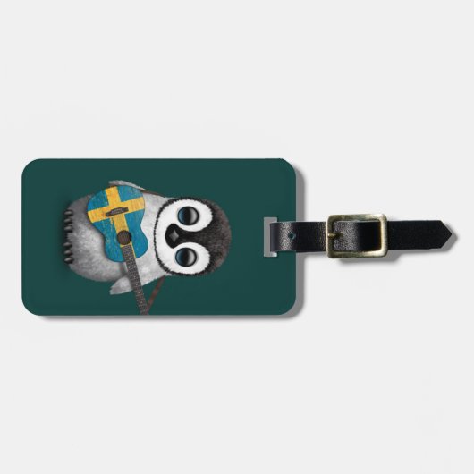 スウェーデンの旗のギターのティール（緑がかった色）を遊んでいるベビーのペンギン ラゲッジタグ (正面横)