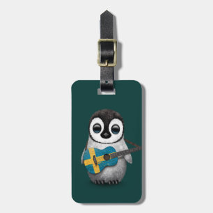 スウェーデンの旗のギターのティール(緑がかった色)を遊んでいるベビーのペンギン ラゲッジタグ