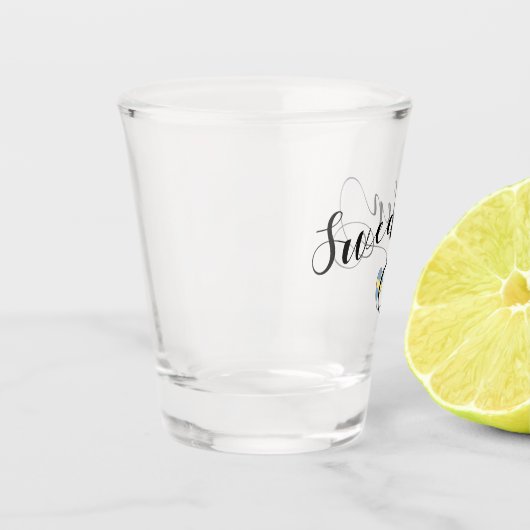 スウェーデンの旗のハート、スウェーデンの原稿のデザイン ショットグラス (左)