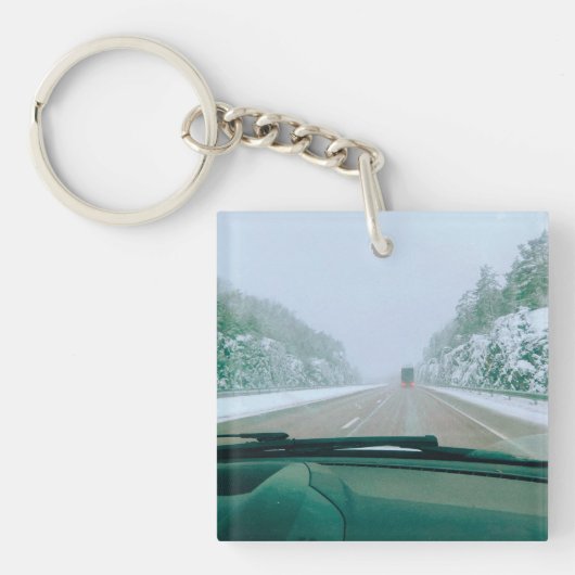 スウェーデンの雪景色ドライブ旅行 キーホルダー (正面)