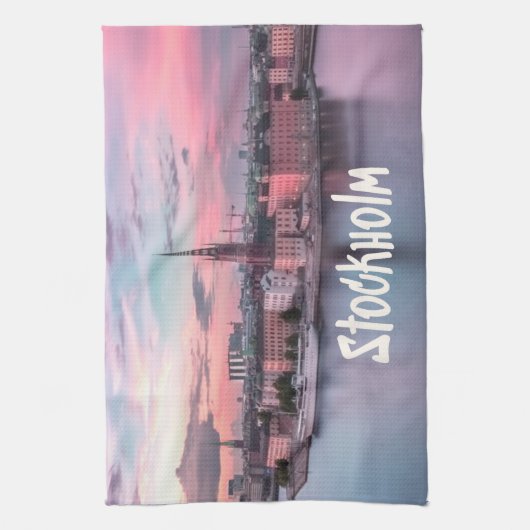 スウェーデンの首都ストックホルムの夜スカイライン キッチンタオル (縦)