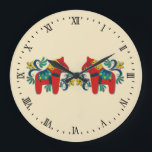 スウェーデンダラの馬双子北欧 ラージ壁時計<br><div class="desc">伝統スカンジナビアフォークスタイルの装飾的なダラの馬（ハスト）で、黄金色に赤と青の影をしたローゼマーリングの巻物が付いている。</div>