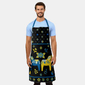 スウェーデンフォークダラホースLブルーアンドイエロー エプロン (着用した状態)