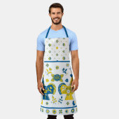 スウェーデンフォークダラロッスターLブルー&イエロー エプロン (着用した状態)