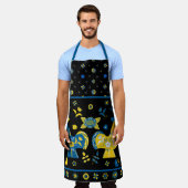 スウェーデンフォークダラロッスターLブルー&イエロー エプロン (着用した状態)