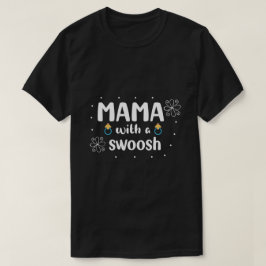 スウッシュのママ Tシャツ