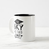 スカイが限界の巧妙な卒業キャプションかわいい ツートーンマグカップ (正面左)