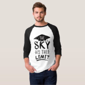 スカイが限界の巧妙な卒業キャプションかわいい Tシャツ (正面フル)