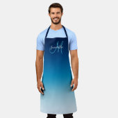 スカイと海ティール(緑がかった色)ブルーグラデーションモノグラムの エプロン (着用した状態)