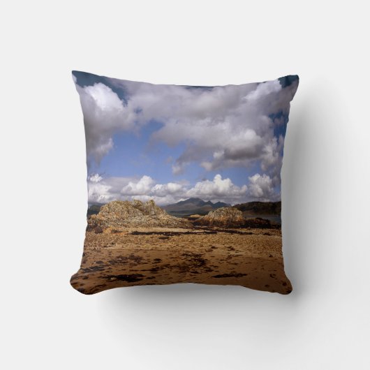 スカイスコットランドのブラブヘイン島を通過する雲 クッション (正面)