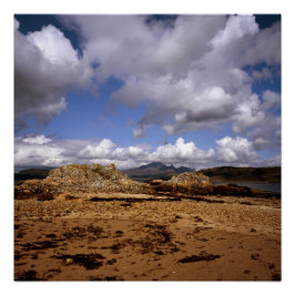 スカイスコットランドのブラブヘイン島を通過する雲 ポスター