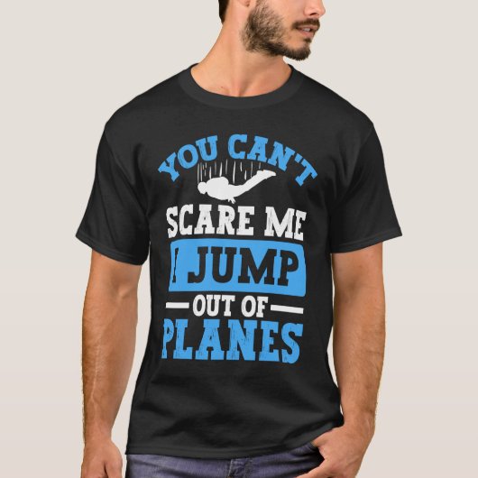 スカイダイバーとパラシューティングのために飛行機から飛び降りる Tシャツ (正面)