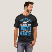 スカイダイバーとパラシューティングのために飛行機から飛び降りる Tシャツ (正面フル)