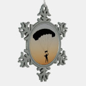 スカイダイバーパラシュートアットサンセットスカイダイバー スノーフレークピューターオーナメント (左)