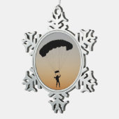 スカイダイバーパラシュートアットサンセットスカイダイバー スノーフレークピューターオーナメント (右)