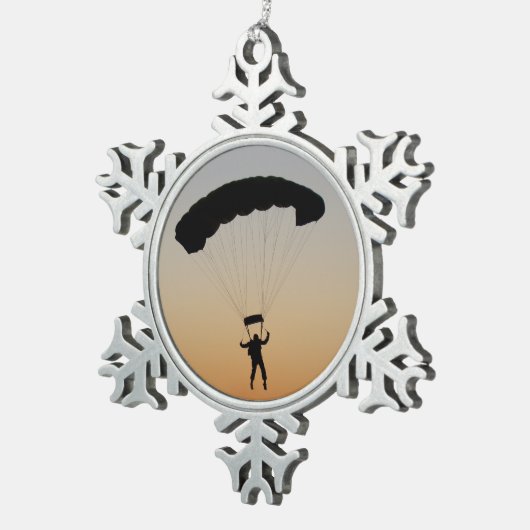 スカイダイバーパラシュートアットサンセットスカイダイバー スノーフレークピューターオーナメント (右)