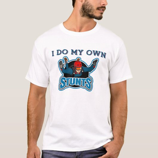 スカイダイビングが趣味 自分でスタントをするのが好き Tシャツ (正面)