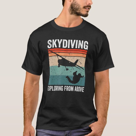 スカイダイビングで上空から探索するおもしろスカイダイバー Tシャツ (正面)