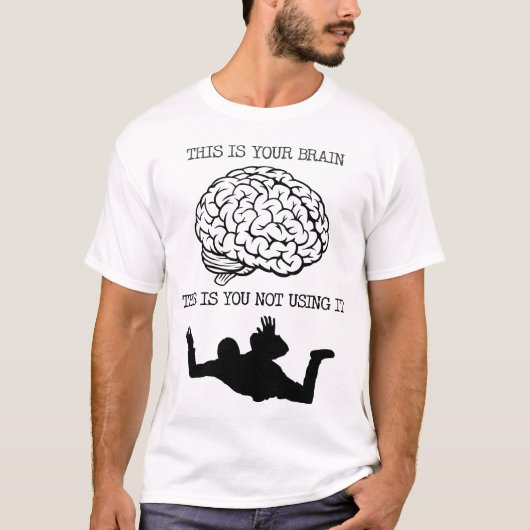 スカイダイビングで脳がおかしくなる面白いTシャツ Tシャツ (正面)