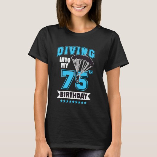 スカイダイビングデビュー75歳の誕生日おめでとう Tシャツ (正面)