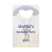 スカイダイビング バチェラーパーティー 面白いアドベンチャーテーマ クレジットカード栓抜き (裏面)