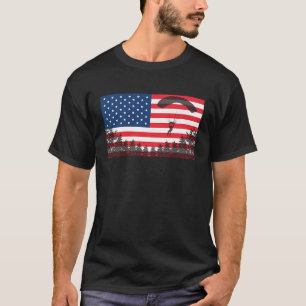 スカイダイビングUSAフラッグスカイダイバーパラシュートベースジャンプP Tシャツ