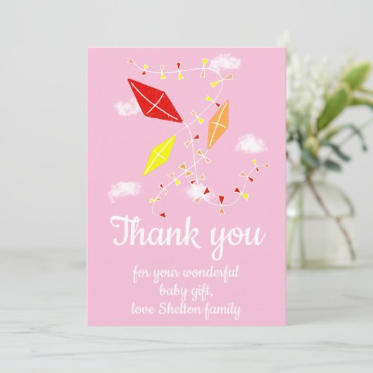 スカイピンクの赤ちゃん女の子の赤ちゃんシャワーで凧 サンキューカード (スタンド正面)