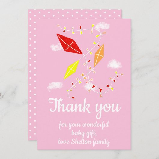 スカイピンクの赤ちゃん女の子の赤ちゃんシャワーで凧 サンキューカード (正面/裏面)