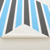 スカイブルーとダークグレーのストライプ シェルパブランケット (3/4)