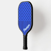 スカイブルーとネイビーブルーの水玉模様とストライプ ピックルボールラケット (左)