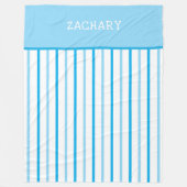 スカイブルーとホワイトジオメトストライプリの名前 フリースブランケット (正面)