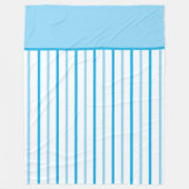 スカイブルーとホワイトジオメトリックストライプス フリースブランケット (正面)