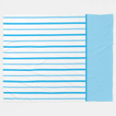 スカイブルーとホワイトジオメトリックストライプス フリースブランケット (正面(横))