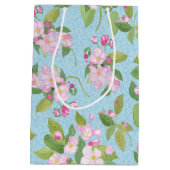 スカイブルーにピンクのリンゴの花葉咲き ミディアムペーパーバッグ (裏面)