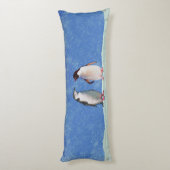 スカイブルーに美しいペンギンのカップル ボディピロー (裏面 (縦))