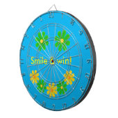 スカイブルーの緑の黄色の小さな花をパーソナライズ ダーツボード (正面右)