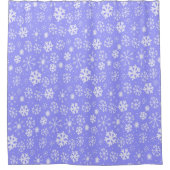 スカイブルーの背景を持つ雪片吹雪 シャワーカーテン (正面)