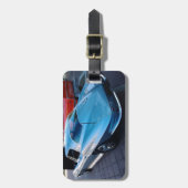 スカイブルーのChevyのクラシックなアカエイコルベットの ラゲッジタグ (正面縦)