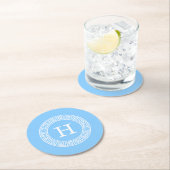 スカイブルーウィットギリシャ鍵ランドフレームイニシャルモノグラム ラウンドペーパーコースター (インサイチュ)