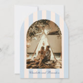 スカイブルーストライプの写真の日付の保存 招待状 (裏面)