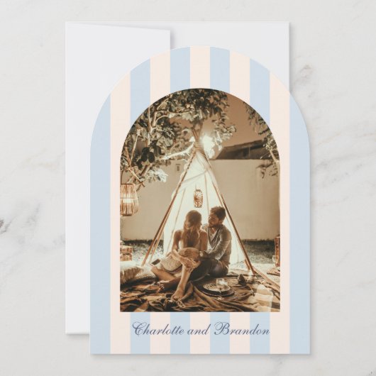 スカイブルーストライプの写真の日付の保存 招待状 (裏面)