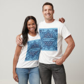 スカイブルーティー – イスラムアートデザインシャツ Tシャツ (ユニセックス)