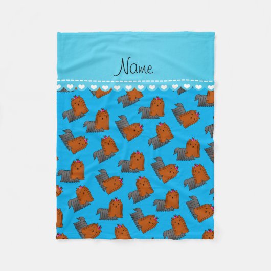 スカイブルーパーソナライズされたヨークシャーのテリアの名前 フリースブランケット (正面)