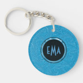 スカイブルーモノグラムのエンボスフローラルパターン キーホルダー (正面)