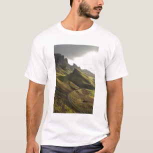 スカイ島のザ・クワイリングへ続く道 Tシャツ