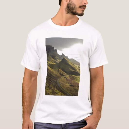 スカイ島のザ・クワイリングへ続く道 Tシャツ (正面)